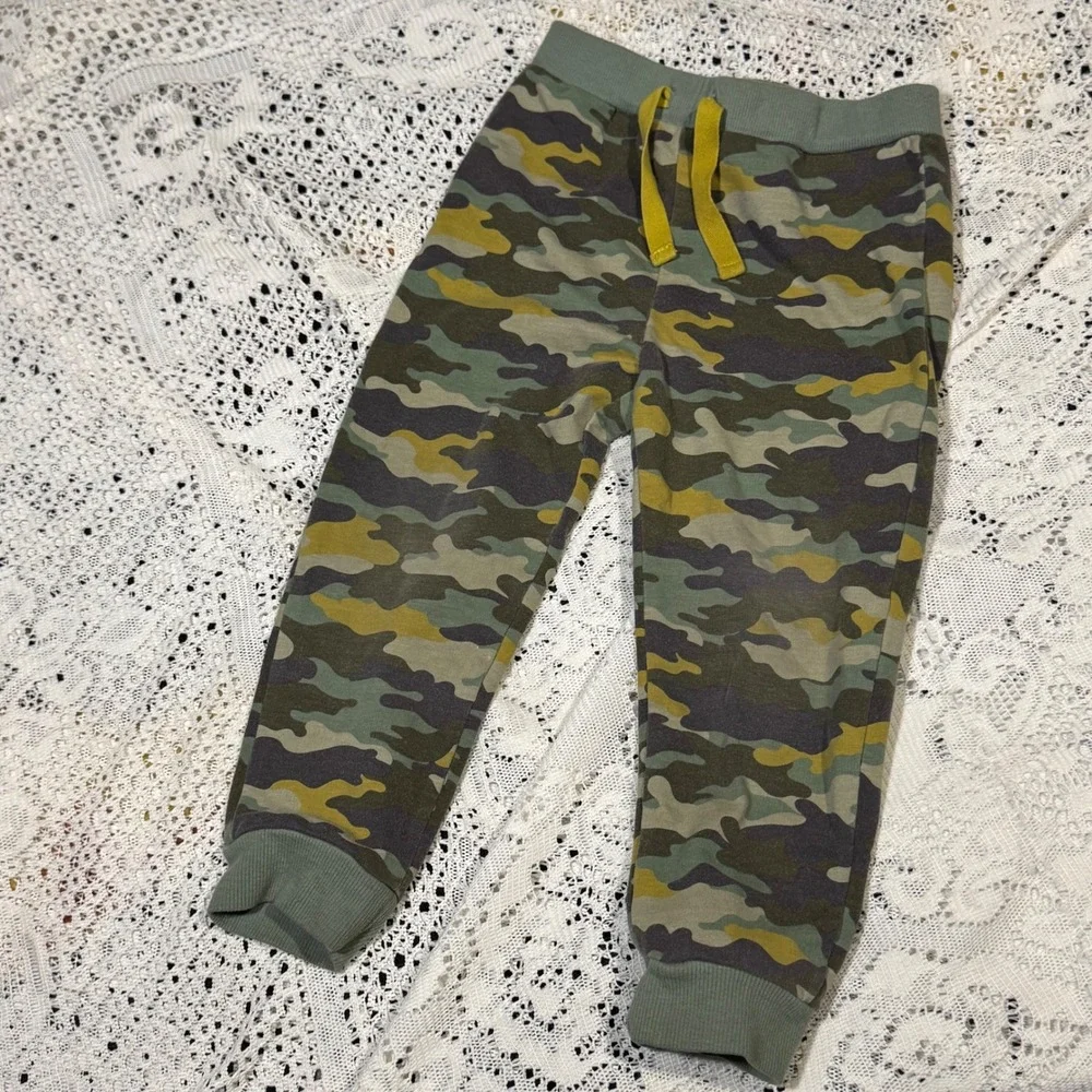 Tommy Bahama‎ Boys 2T Camo Pajama Set Green Yellow Long Sleeve Lounge